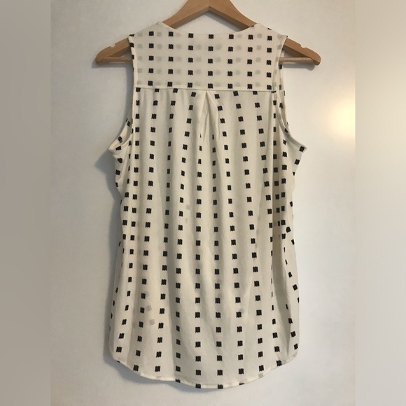 Lovely Banana Republic V-Neck Top in Size Small NWT - Picture 7 of 7